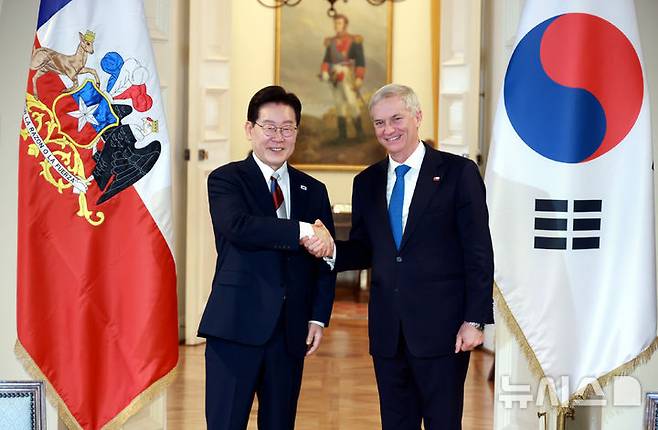 [산티아고=뉴시스] 김진아 기자 = 이재명 대통령과 호세 안토니오 카스트 대통령이 30일(현지 시간) 칠레 산티아고 대통령궁에서 소인수 정상회담에 앞서 악수를 하고 있다. 2026.07.31. bluesoda@newsis.com