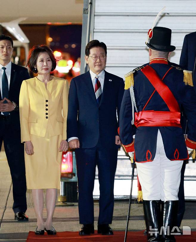 [부에노스아이레스=뉴시스] 김진아 기자 = 아르헨티나를 공식 방문한 이재명 대통령과 김혜경 여사가 30일(현지 시간) 아르헨티나 부에노스아이레스 에세이사 국제공항에 도착해 의장대장의 인사를 받고 있다. 2026.07.31. bluesoda@newsis.com