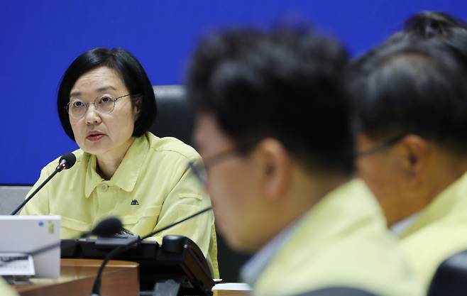 한성숙 국무총리가 31일 서울 종로구 정부서울청사 중앙재난안전상황실 서울상황센터에서  폭염ㆍ가뭄 대처사항 점검회의를 주재하고 있다. 연합뉴스