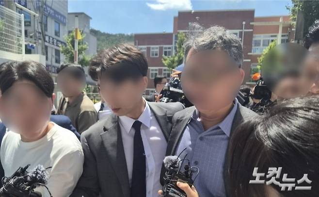 '장윤기 사건' 부실 수사 의혹으로 두 번째 구속 전 피의자 심문을 받은 전 광주 광산경찰서 형사과장이 31일 낮 광주지방법원에서 심사를 마친 뒤 취재진의 질문에 답하고 있다. 정유철 기자