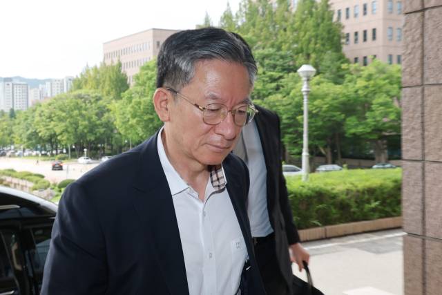 ▲정성호 법무부 장관이 30일 정부과천청사 법무부로 출근하고 있다. ⓒ연합뉴스
