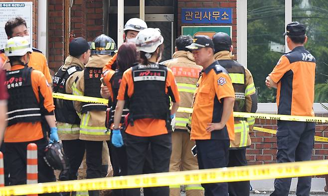 23일 오전 8시 29분께 경북 경산시 사동 한 아파트 관리실 안에서 폭발 추정 사고가 난 가운데 관계 당국 관계자들과 주민들이 현장 주변에 모여있다. 연합뉴스