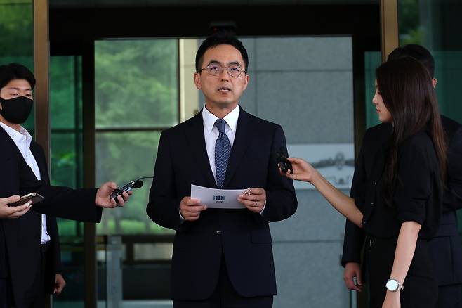 31일 검사의 직접·보완수사권을 전면 폐지하는 형사소송법 개정안이 국회 본회의를 통과한 직후 구자현 검찰총장 직무대행이 서울 서초구 대검찰청에서 착잡한 표정으로 사의를 표명하고 있다.  연합뉴스