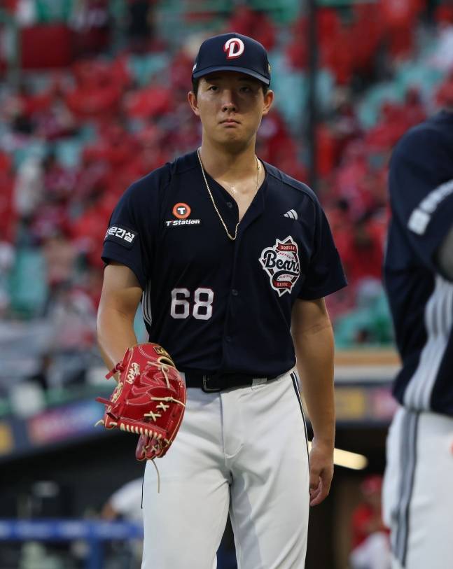 두산 베어스 최민석이 30일  인천 SSG랜더스필드에서 열린 SSG 랜더스와 2026 신한 SOL KBO리그 방문경기에 선발 등판해 5회말 투런 홈런을 맞고 강판되고 있다. /사진=두산 베어스 제공