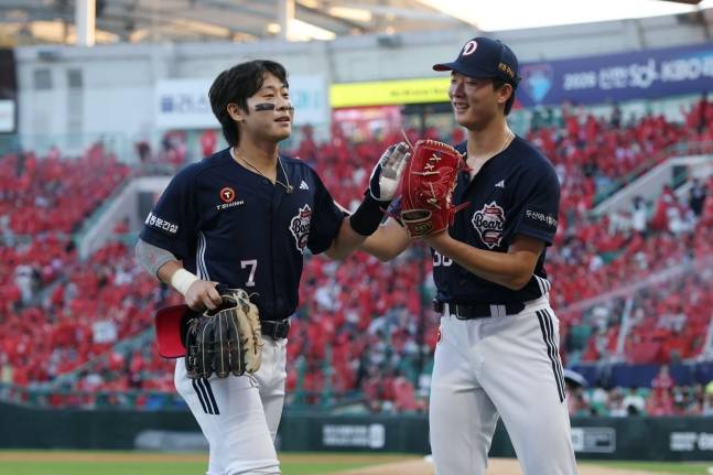 두산 베어스 최민석(오른쪽)이 30일  인천 SSG랜더스필드에서 열린 SSG 랜더스와 2026 신한 SOL KBO리그 방문경기에서 2회말 위기를 지우는 호수비를 펼친 박찬호를 더그아웃 앞에서 반기고 있다. /사진=두산 베어스 제공