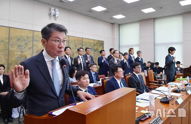 [서울=뉴시스] 국회사진기자단 = 정몽규 전 대한축구협회장과 홍명보 전 축구 국가대표팀 감독이 30일 서울 여의도 국회에서 열린 문화체육관광위원회의 대한축구협회 현안 관련 청문회에서 증인선서를 하고 있다. /사진=뉴시스