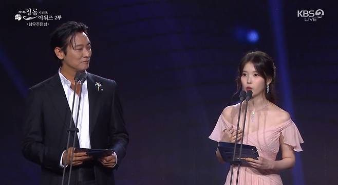 Singer and actress IU continued her official activities by attending the 5th Blue Dragon Awards as a presenter following the announcement of her breakup with Lee Jong-suk. IU took the stage alongside Ju Ji-hoon to present the Best Actor and Best Actress awards, sharing her thoughts while reminiscing about her win last year.At the awards ceremony held at Paradise City Chroma in Incheon, IU expressed her trembling heart as memories of last years win came flooding back, and shared her experiences of finding comfort through the many works she worked on throughout the year. IU graced the event with her presence, carrying out her schedule as a presenter with a calm and composed demeanor.Previously, the agencies of IU and Lee Jong-suk released an official statement announcing that the two had recently broken up and decided to remain good colleagues. The couple, who had been in a public relationship since 2022, developed from a colleague relationship formed 10 years ago into a romantic one, but have now returned to a colleague-only relationship after approximately four years.