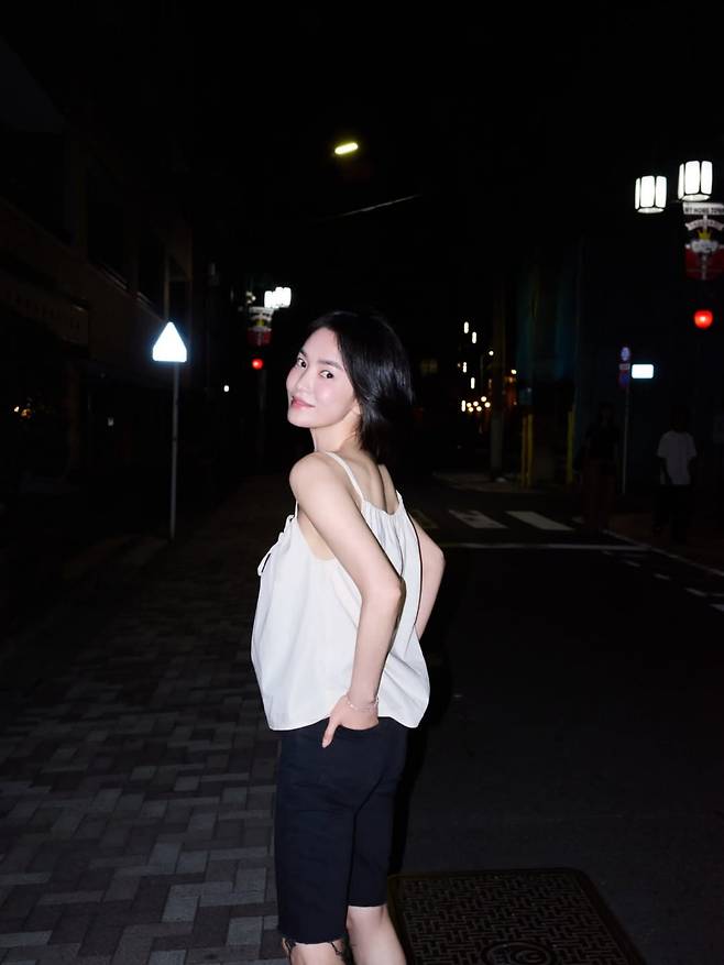 Actor Song Hye-kyo shared updates on his recent activities through social media, revealing photos of his relaxed daily life and flawless, smooth skin. In the photos, Song Hye-kyo is seen spending time on a terrace wearing a baseball jacket, showcasing his innocent charm with natural makeup.He particularly captivated attention by displaying his unchanging beauty, revealing clear, flawless skin even under lighting. His appearance enjoying his daily life in comfortable attire drew admiration from fans.Meanwhile, Song Hye-kyo is awaiting the release of the Netflix series *Slowly, Intensely*.