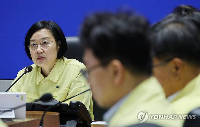 한성숙 총리, 폭염ㆍ가뭄 대처사항 점검회의 주재 (서울=연합뉴스) 안정원 기자= 한성숙 국무총리가 31일 서울 종로구 정부서울청사 중앙재난안전상황실 서울상황센터에서  폭염ㆍ가뭄 대처사항 점검회의를 주재하고 있다. 2026.7.31 jeong@yna.co.kr