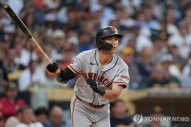 타구 방향을 바라보는 이정후  [AP=연합뉴스. 재판매 및 DB 금지]