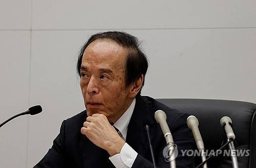 31일 기자회견하는 우에다 가즈오 총재 [로이터=연합뉴스]