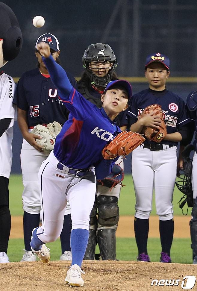 21일 오후 서울 송파구 잠실야구장에서 열린 프로야구 2019 신한은행 마이카 KBO리그 KIA 타이거스와 LG 트윈스 경기에 앞서 제4회 LG 컵 국제여자야구대회에 참가하는 한국여자야구대표 김라경 등 7개국 선수들이 시구를 하고 있다. 2019.8.21 ⓒ 뉴스1 신웅수 기자