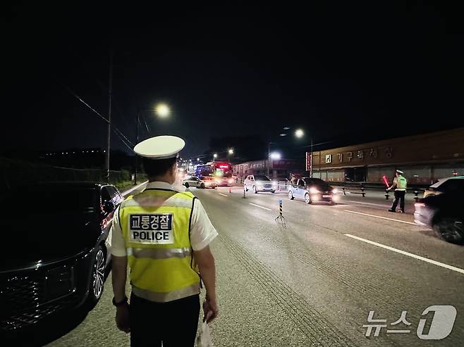 지난달 31일 밤 경기 포천시 호국로 일대에서 음주운전 특별 단속을 진행하는 포천경찰서 경찰관들. 2026.07.31 ⓒNews.1 이상휼 기자