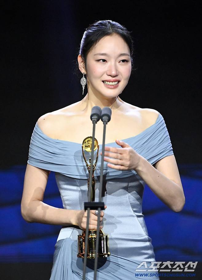 제5회 청룡시리즈어워즈(Blue Dragon Series Awards)가 31일 인천 파라다이스시티에서 열렸다. 대상을 수상한 김고은. 인천=허상욱 기자 wook@sportschosun.com/2026.07.31/