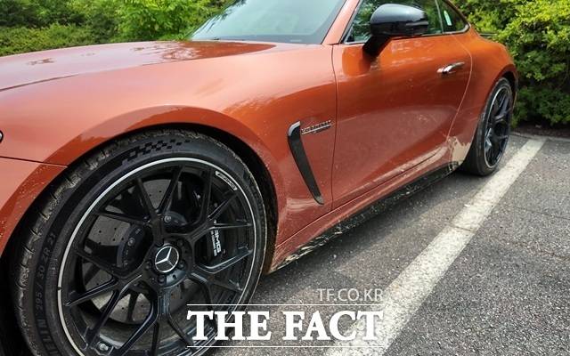 메르세데스-AMG GT 63 S E 퍼포먼스의 옆 모습. 주행 중에 묻은 흙과 먼지를 그림처럼 소화하고 있다. /경기 파주=오승혁 기자