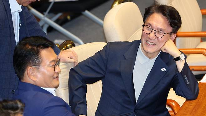 더불어민주당 8·17 전당대회 당 대표 선거에 출마한 김민석 전 국무총리(오른쪽)가 31일 국회 본회의장에서 당권 주자인 송영길 전 대표와 대화를 나누고 있다. 뉴시스
