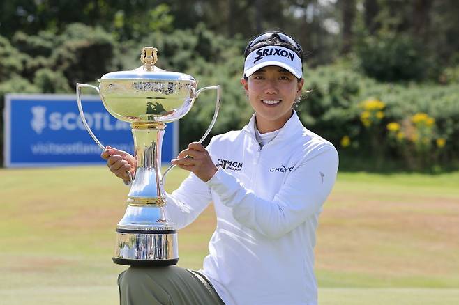 지난 26일 LPGA투어 ISPS 한다 스코틀랜드 여자오픈을 제패하고 트로피를 들어 올린 신지은. AP연합뉴스