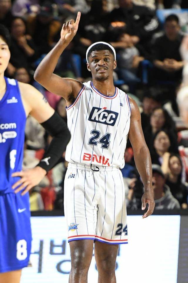 존슨은 KBL 팬들에게도 익숙한 얼굴이다. 그는 2023-24시즌 KCC에서 활약했고 챔피언결정전 우승을 이끈 주역이었다. 그리고 KBL 컵대회에선 우승을 차지, MVP에 선정되기도 했다. 사진=KBL 제공