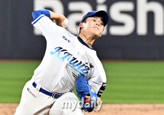 21일 오후 경기도 수원시 수원KT위즈파크에서 진행된 '2026 프로야구 KBO리그' KT위즈와 두산베어스의 경기. KT 박영현이 역투하고 있다./마이데일리