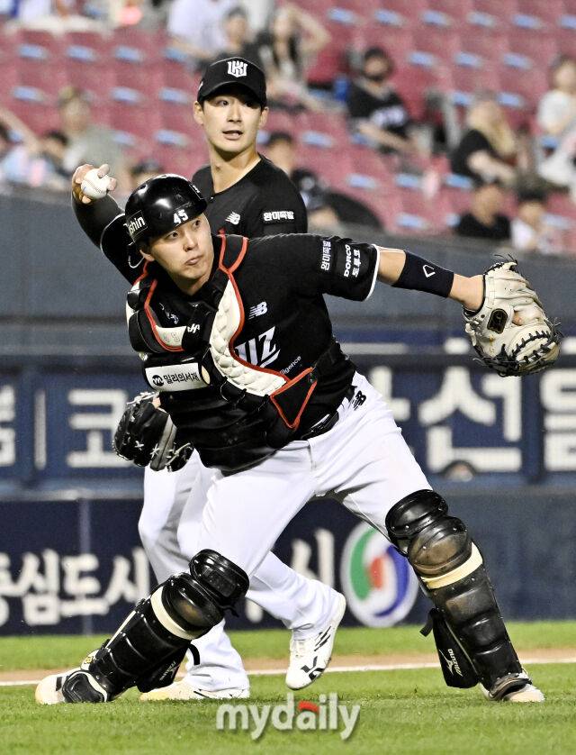 16일 오후 서울 잠실야구장에서 진행된 '2026 프로야구 KBO리그' 두산베어스와 KT위즈의 경기.KT 한승택이 7회말 카메론의 땅볼 타구를 아웃 시키고 있다.