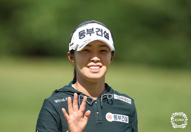 [서울=뉴시스] 김수지가 6일 강원 원주의 성문안CC(파72)에서 열린 한국여자프로골프(KLPGA) 투어 셀트리온 퀸즈 마스터즈 2라운드 15번 홀에서 홀아웃을 한 뒤 갤러리에게 인사를 건네고 있다. (사진=KLPGA 제공) 2026.06.06. *재판매 및 DB 금지