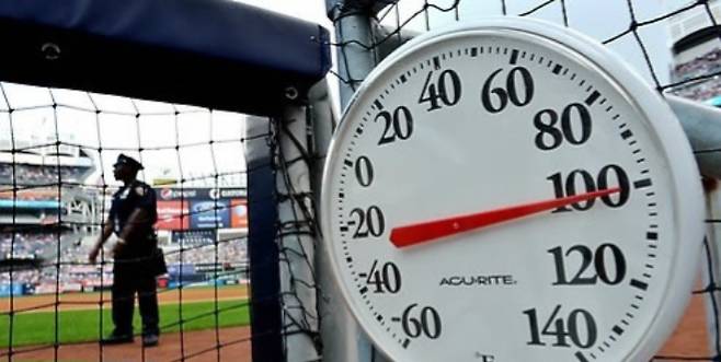 2012년 MLB 양키스타디움의 화씨 100도(약 섭씨 38도) 가리키는 온도계. 연합뉴스