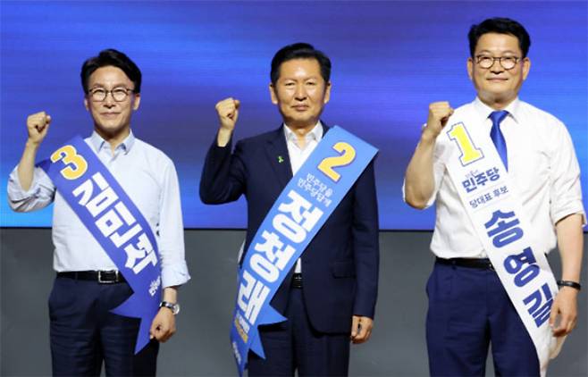 더불어민주당 김민석(왼쪽부터), 정청래, 송영길 당 대표 후보가 1일 대전컨벤션센터에서 열린 당대표·최고위원 순회경선 합동연설회에서 파이팅을 외치며 기념 촬영을 하고 있다. 연합뉴스