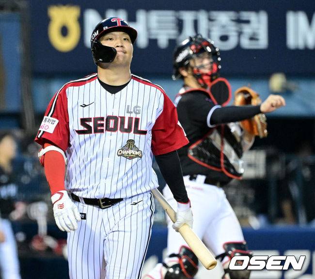 [OSEN=잠실, 최규한 기자] 19일 서울 잠실야구장에서 ‘2026 신한 SOL Bank KBO리그’ LG 트윈스와 KT 위즈의 경기가 열렸다.홈팀 LG는 송승기, 방문팀 KT는 고영표를 선발로 내세웠다. 6회말 2사 1루 상황 LG 문보경이 삼진으로 물러나며 아쉬워하고 있다. 2026.07.19 / dreamer@osen.co.kr