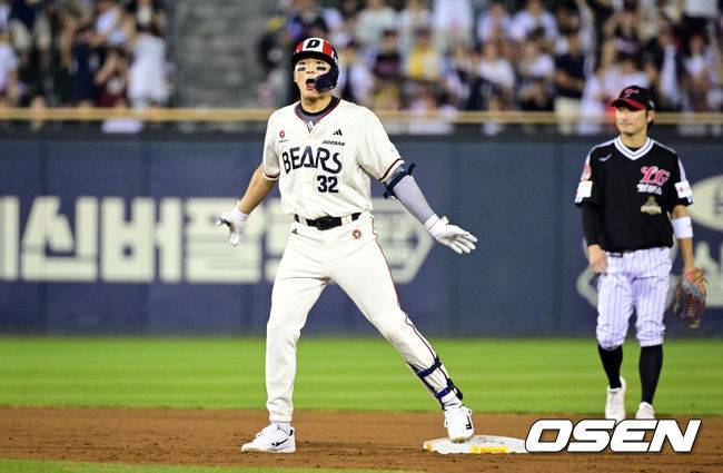 [OSEN=잠실, 조은정 기자]1일 서울 잠실야구장에서 2026 신한 SOL KBO리그 두산 베어스와 LG 트윈스의 경기가 열렸다.이날 두산은 곽빈, LG는 카라스코를 선발로 내세웠다. 8회말 2사 1루에서 두산 김대한이 추격의 1타점 2루타를 날린 뒤 세리머니를 하고 있다. 2026.08.01 /cej@osen.co.kr