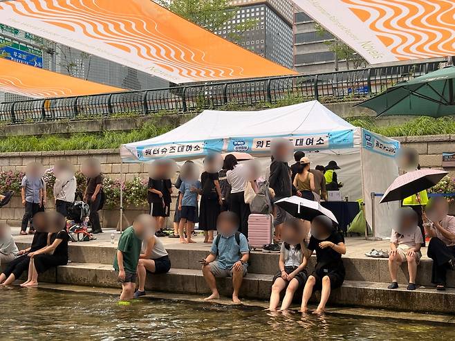 오후 2시30분쯤 서울 종로구 청계천에서 아쿠아슈즈를 빌리려는 시민들로 대여소가 붐비는 모습. 허은선 인턴기자