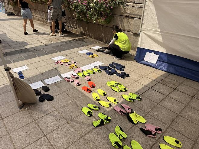 한 스태프가 반납된 아쿠아슈즈를 사이즈별로 널어 놓으며 말리고 있다. 허은선 인턴기자