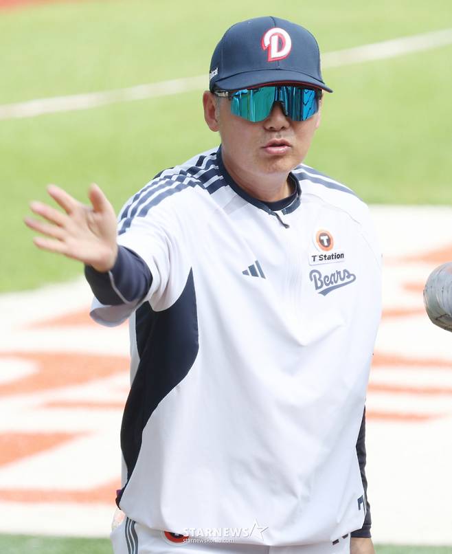 2026 신한 SOL KBO리그 두산 베어스 대 LG 트윈스 경기가 31일 서울 잠실야구장에서 열렸다.  두산 김원형 감독이 선수들의 타격 훈련을 살피고 있다. /사진=김진경 kim.jinkyung@