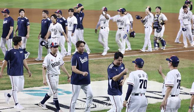 2026 신한 SOL KBO리그 두산 베어스 대 LG 트윈스 경기가 31일 서울 잠실야구장에서 열렸다.   두산 선수들이 LG에 4-2로 승리한 후 김원형 감독의 환영을 받고 있다. /사진=김진경 kim.jinkyung@