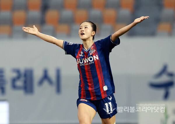 '멀티골 최유리 활약' 수원FC위민 7경기 무패 행진, 세종스포츠토토 4-1로 제압...사진은 최유리가 골을 성공시키고 기뻐하는 모습.(사진=김경수 기자/발리볼코리아닷컴/ 2026.7.31)
