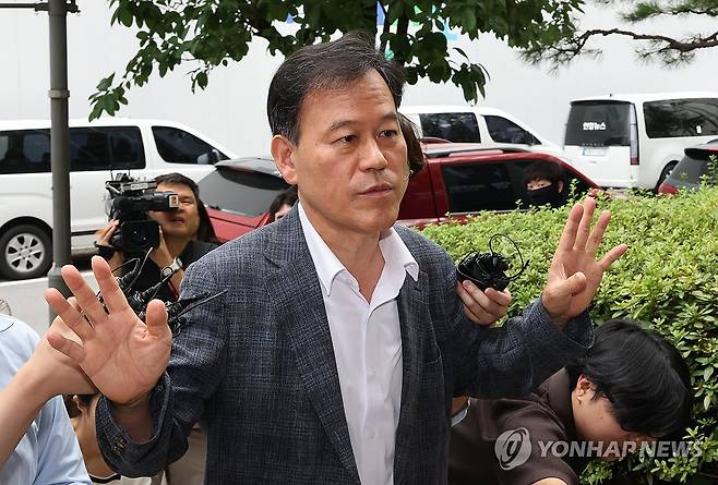 종합특검 출석하며 질문에 답하는 윤한홍 의원 (과천=연합뉴스) 최재구 기자 = 국민의힘 윤한홍 의원이 대통령실 관저 이전 공사를 둘러싼 비위 의혹과 관련해 직권남용권리행사방해 혐의 피의자 신분으로 조사를 받기 위해 1일 과천 종합특검 사무실로 출석하며 취재진의 질문을 받고 있다. 2026.8.1 jjaeck9@yna.co.kr
