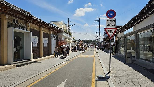 땡볕에 한산한 경주 황리단길     (경주=연합뉴스) 폭염중대경보가 내려진 1일 경북 경주 관광명소이자 번화가인 황리단길이 본격적인 휴가철에도 한산한 모습을 보이고 있다. 2026.8.1 [독자 제공. 재판매 및 DB 금지]
    mshan@yna.co.kr