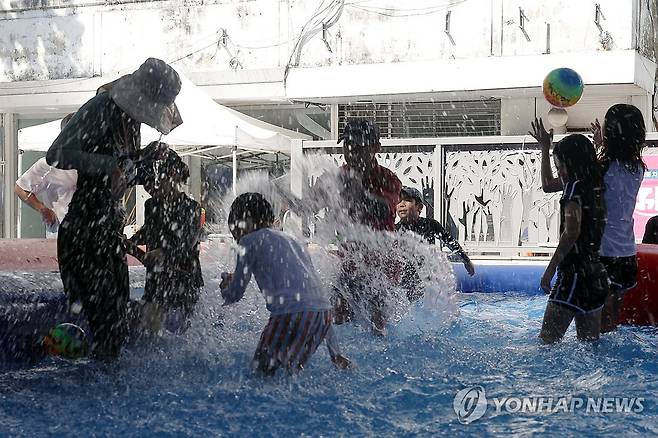 금남로 한복판에 마련된 물놀이장 (전남광주=연합뉴스) 민현기 기자 = 1일 오후 전남광주 동구 충장동에 마련된 길이 40m 규모의 대형 물놀이장에서 아이들이 물장구를 치고 있다. 2026.8.1 mhk0226@yna.co.kr