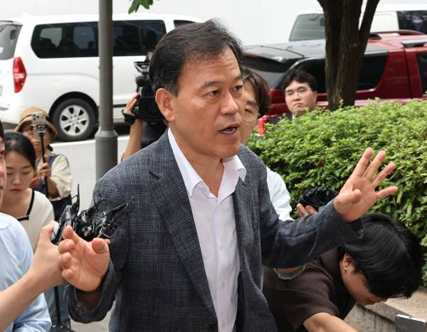 국민의힘 윤한홍 의원이 대통령실 관저 이전 공사를 둘러싼 비위 의혹과 관련해 직권남용권리행사방해 혐의 피의자 신분으로 조사를 받기 위해 지난 1일 과천 종합특검 사무실로 출석하며 취재진의 질문을 받고 있다. 연합뉴스