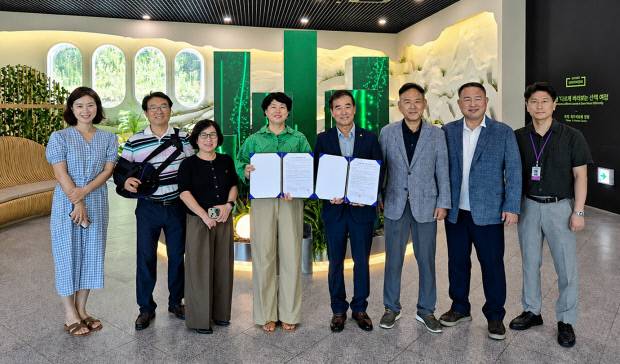 경주 동궁원 라원에서 지난 1일 전성미 동궁원장(왼쪽 네 번째)이 보문관광단지 숙박업소, 행복황촌협동조합, (사)한국외식업중앙회 경주시지부 관계자들이 지역 상생 업무협약을 체결한 뒤 기념촬영을 하고 있다. 경주시 제공