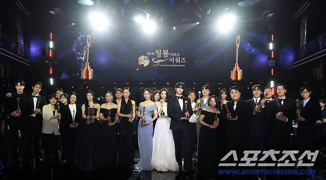 제5회 청룡시리즈어워즈(Blue Dragon Series Awards)가 31일 인천 파라다이스시티 크로마에서 열렸다. 영광의 수상자들이 트로피와 포즈를 취하고 있다. 인천=정재근 기자cjg@sportschosun.com/2026.07.31/