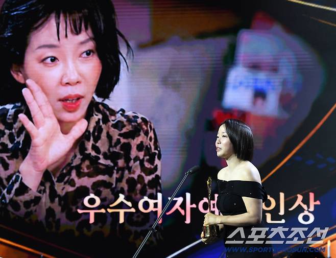 제5회 청룡시리즈어워즈(Blue Dragon Series Awards)가 31일 인천 파라다이스시티 크로마에서 열렸다. 우수여자예능인상 수상한 정이랑. 인천=송정헌 기자songs@sportschosun.com/2026.07.31/