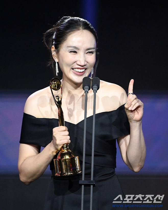 제5회 청룡시리즈어워즈(Blue Dragon Series Awards)가 31일 인천 파라다이스시티에서 열렸다. 여우조연상을 수상한 박보경. 인천=허상욱 기자 wook@sportschosun.com/2026.07.31/