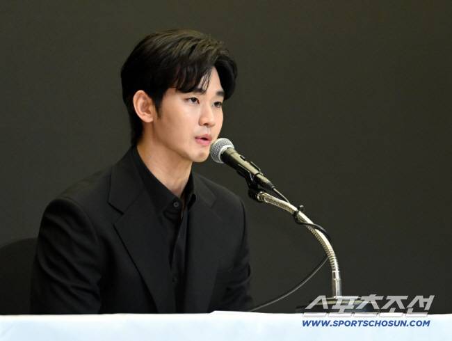 Actor Kim Soo-hyun announced the resumption of his activities by personally greeting fans with a Come back message through an advertisement video for the Philippine fashion brand BENCH. In the video, Kim Soo-hyun expressed his longing for his fans with a bright expression and shared his happiness at greeting them after a long time.Kim Soo-hyun officially resumed his activities starting with the advertisement shoot on the 14th of last month. Recently, the police decided not to indict Kim Soo-hyun on charges of violating the Child Welfare Act and false accusation, finding him not guilty. Kim Soo-hyuns side stated that he has been cleared of the core allegations that had been raised against him.His legal representative expressed hope that this decision would resolve misunderstandings surrounding Kim Soo-hyun and allow for an evaluation based on objective facts. Currently, Kim Soo-hyun is reviewing offers for multiple upcoming projects and is coordinating the release date for the Disney+ original series Knockoff, which had previously been postponed.