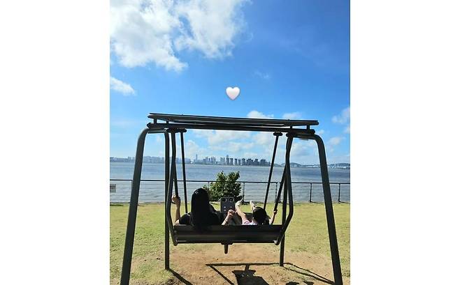 Actress Lee Sang Yi shared her deep affection for her late husband, Park Dong-bin, who passed away from heart disease last April, through her social media. Lee Sang Yi expressed her longing by posting a photo of the deceased with their daughter, Jiyu, evoking sorrow from many.The late Park Dong-bin, who passed away on April 29 at the age of 56, married Lee Sang Yi in 2020 after meeting her on the drama *Enemies in a Past Life*, and they had a daughter together. During his lifetime, he was an actor well-known to the public by the nickname Uncle Juice.Lee Sang Yis post, her first on social media to share her feelings since the passing of her husband, is receiving comfort from many fans.