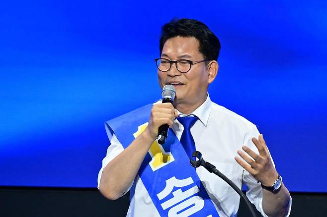 송영길 더불어민주당 대표 후보가 2일 경남 창원대학교 종합교육관 이룸홀에서 열린 더불어민주당 당대표·최고위원 합동연설회에서 각각 정견 발표를 하고 있다. 뉴시스