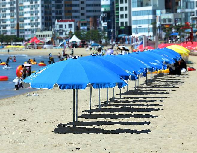 지난달 30일 휴가철을 맞아 붐벼야 할 부산 수영구 광안리해수욕장 백사장이 폭염 탓에 비교적 한산한 모습이다. [연합뉴스]