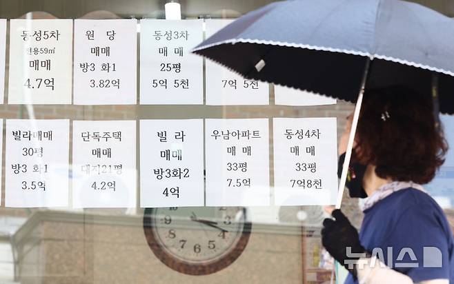 [서울=뉴시스] 황준선 기자 = 지난달 30일 한국부동산원이 발표한 7월 넷째주(27일 기준) 주간 아파트가격 동향에 따르면 서울 아파트 매매가격은 0.25% 올라 77주 연속 상승했다. 특히 중랑구(0.40%→0.53%)가 신내·면목동 역세권 위주로 가격이 오르면서 서울 내 상승률 1위를 기록, 지난 2015년 11월 첫째주(0.68%) 이후 약 10년 8개월 만에 가장 높았다. 사진은 이날 서울 중랑구 한 공인중개사 사무소에 게시된 매물 광고물의 모습.2026.08.02. hwang@newsis.com
