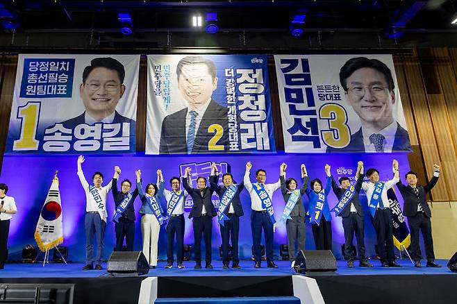 [서울=뉴시스] 정병혁 기자 = 송영길 더불어민주당 당대표 후보와 정청래, 김민석 후보를 비롯한 최고위원 후보들이 2일 울산 울주군 울산전시컨벤션센터에서 열린 더불어민주당 전당대회 울산 합동연설회에서 기념촬영을 하고 있다. (사진=송영길 후보 제공) 2026.08.02. photo@newsis.com *재판매 및 DB 금지