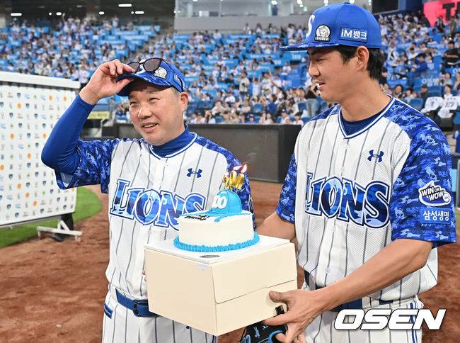 [OSEN=대구, 이석우 기자] 6일 대구삼성라이온즈파크에서 2025 신한 SOL 뱅크 KBO 리그 삼성 라이온즈와 NC 다이노스의 경기가 열렸다. 홈팀 삼성은 원태인이, 방문팀 NC는 김녹원이 선발 출전했다. 삼성 라이온즈 박진만 감독이 NC 다이노스에 7-3으로 승리한 후 구자욱에게 200승 기념 케이크를 받고 있다. 2025.06.06 / foto0307@osen.co.kr