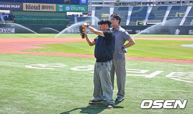 [OSEN=부산, 이석우 기자] 2일 부산 사직야구장에서 2026 신한 SOL KBO 리그 롯데 자이언츠와 삼성 라이온즈의 경기가 열린다. 홈팀 롯데는 비슬리가, 방문팀 삼성은 보스가 선발 출전한다.한용덕 경기 감독관과 관계자가 열화상 카메라로 사직야구장 그라운드의 온도를 체크하고 있다. 2026.08.02 / foto0307@osen.co.kr